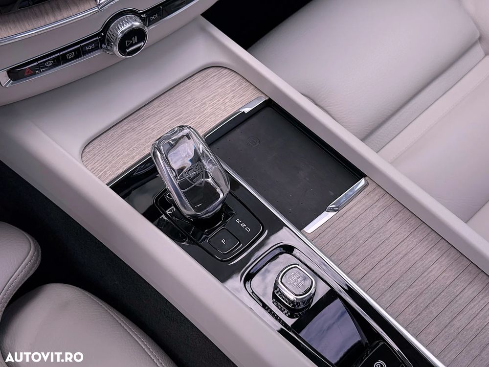 Volvo XC 60 B4 B Plus Dark - 24