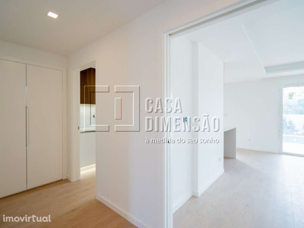 Moradia de Arquitectura Moderna de tipologia T4 com piscina e jardi... - Grande imagem: 3/60