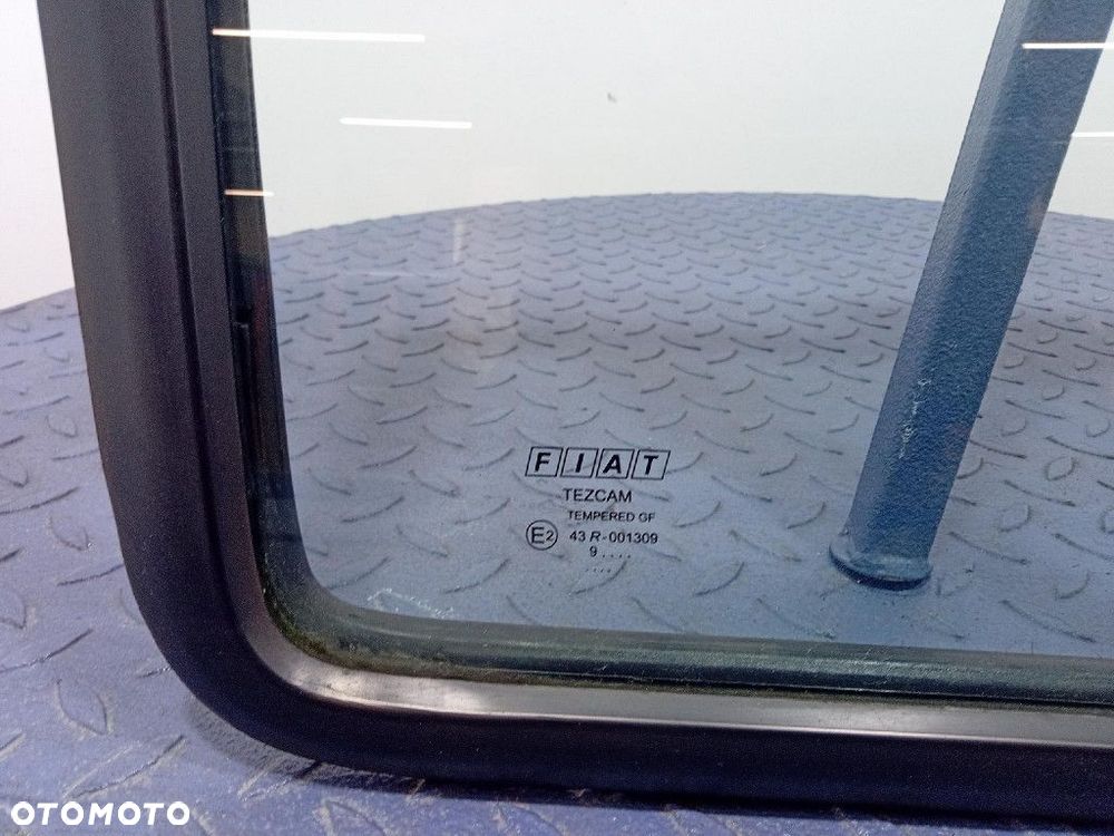 FIAT DOBLO I SZYBA BOCZNA PRAWA DRZWI PRZESUWNYCH 09R - 2