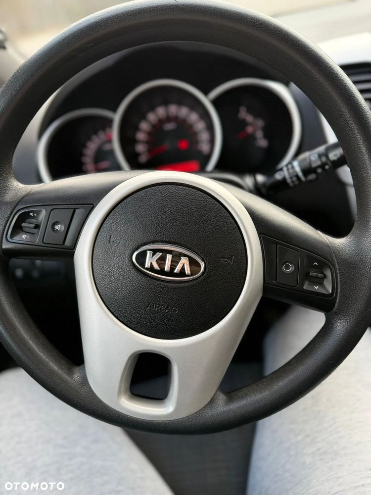 Kia Venga 1.6 L - 10