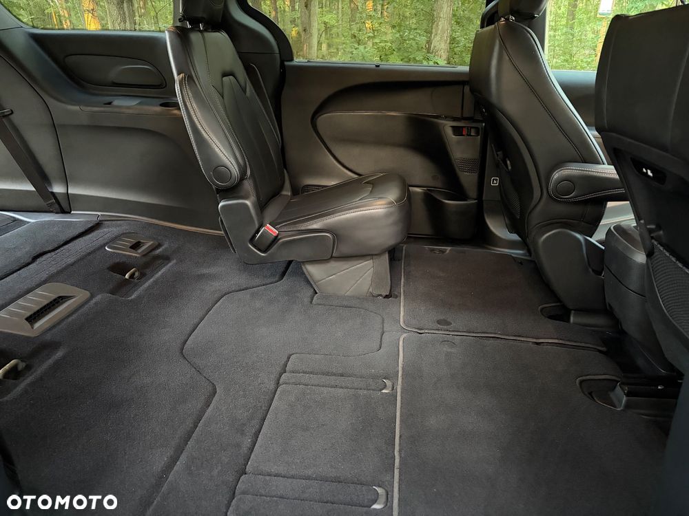 Chrysler Pacifica - 35