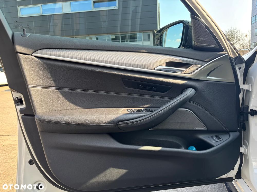 BMW Seria 5 540i xDrive - 14