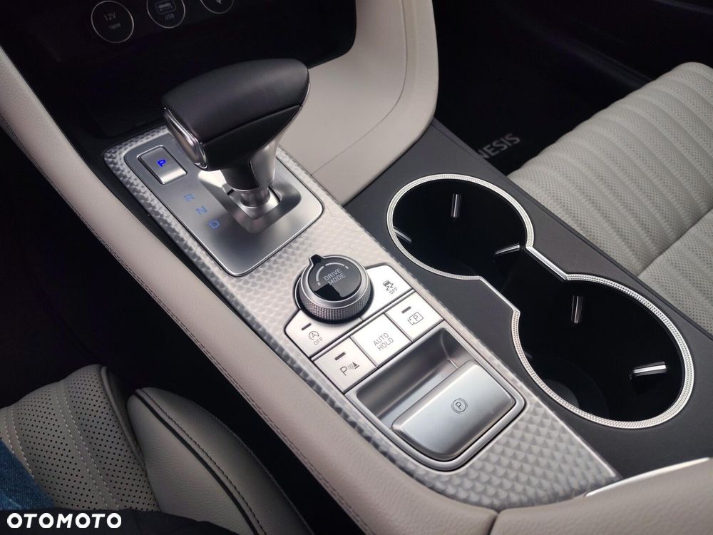 Genesis G70 2.0T Plus RWD 8AT Sport - 25