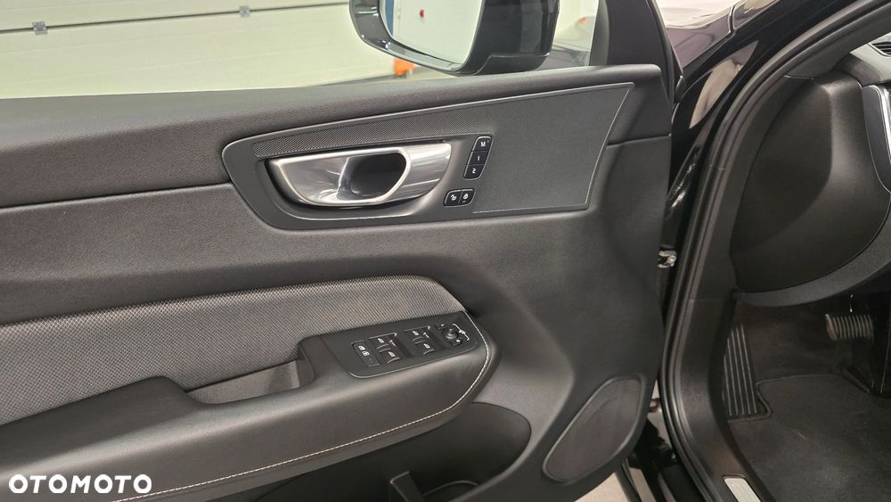 Volvo XC 60 B4 D Plus Dark - 14