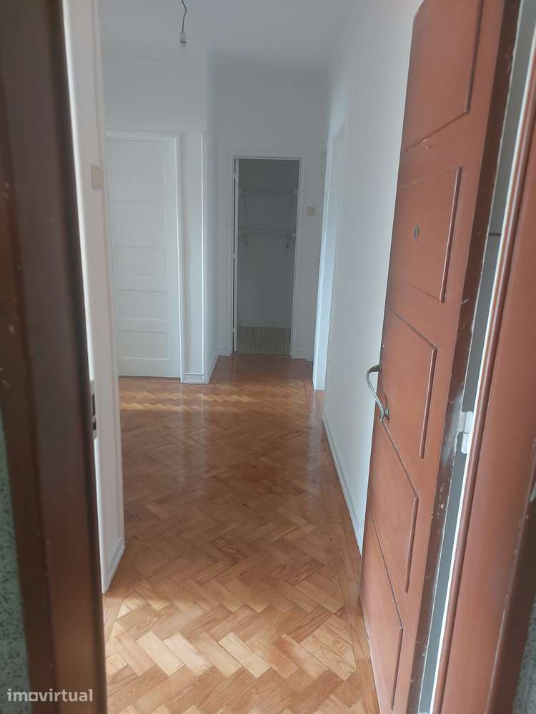 T2 espaçoso renovado no Centro Almada - Grande imagem: 4/10