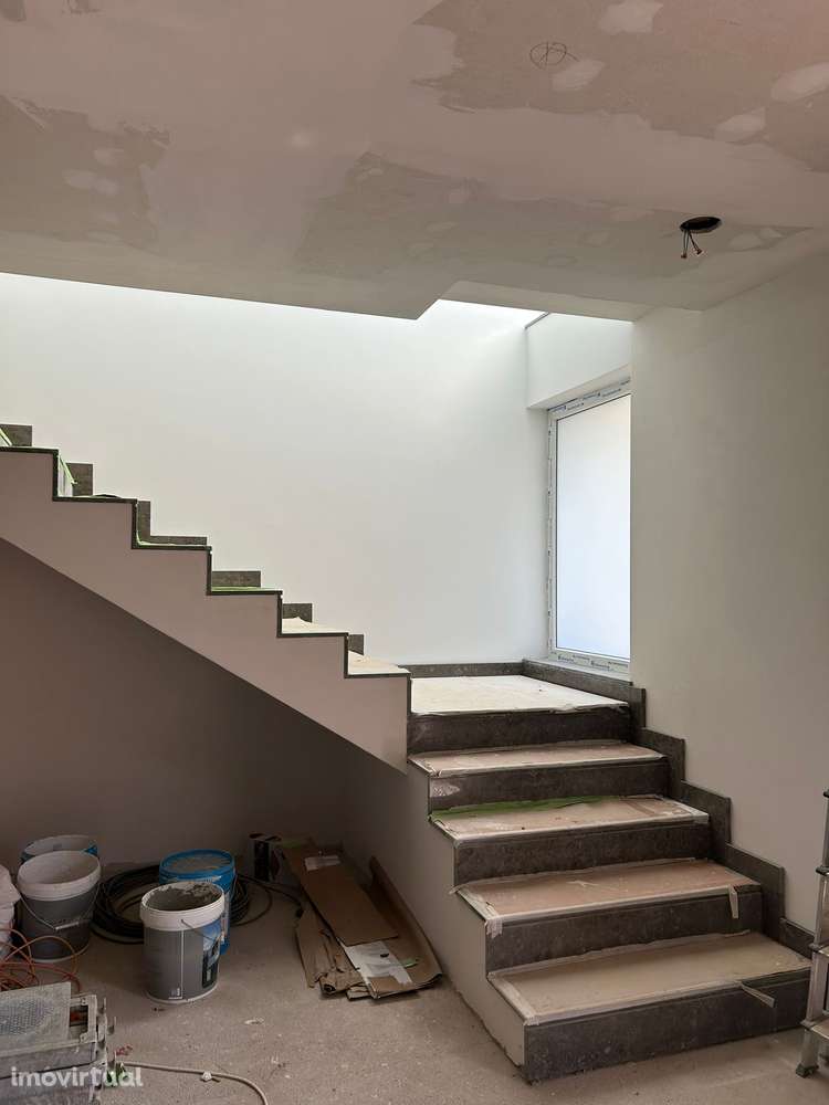 Moradia nova, em fase de acabamentos para venda - Grande imagem: 2/16