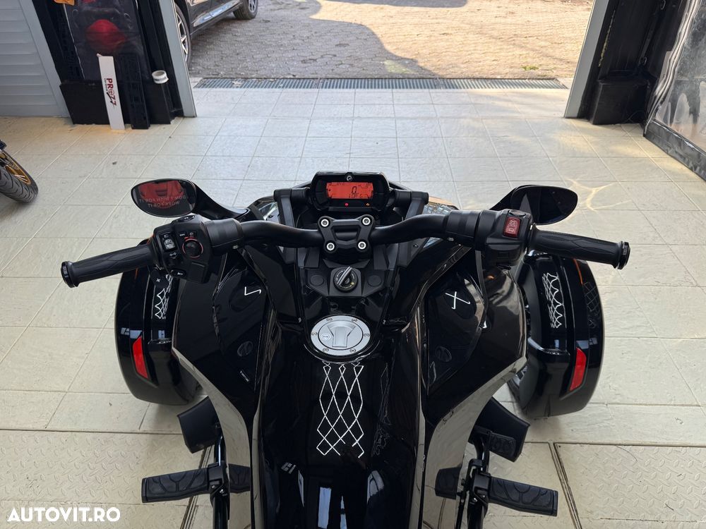 Can-Am Spyder - 10