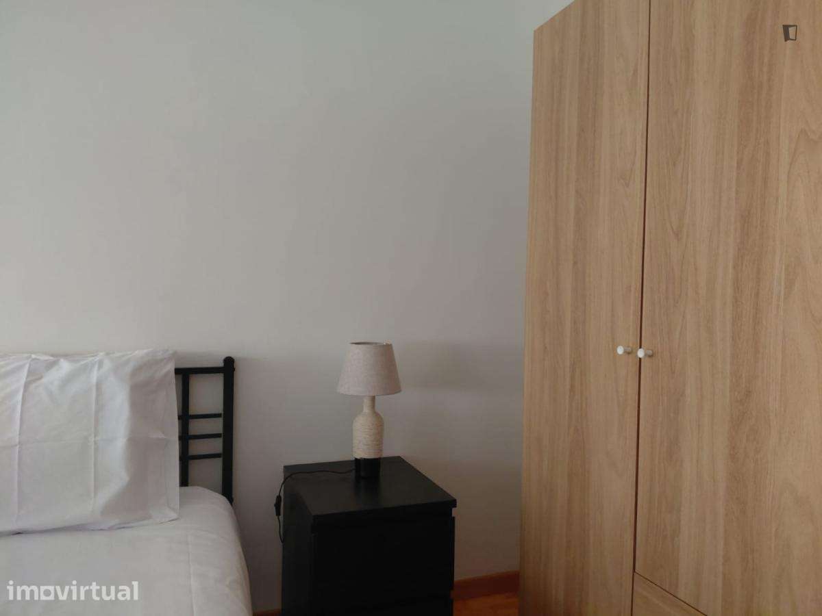 Quarto - localizado em Santa Marinha Porto - Grande imagem: 4/18