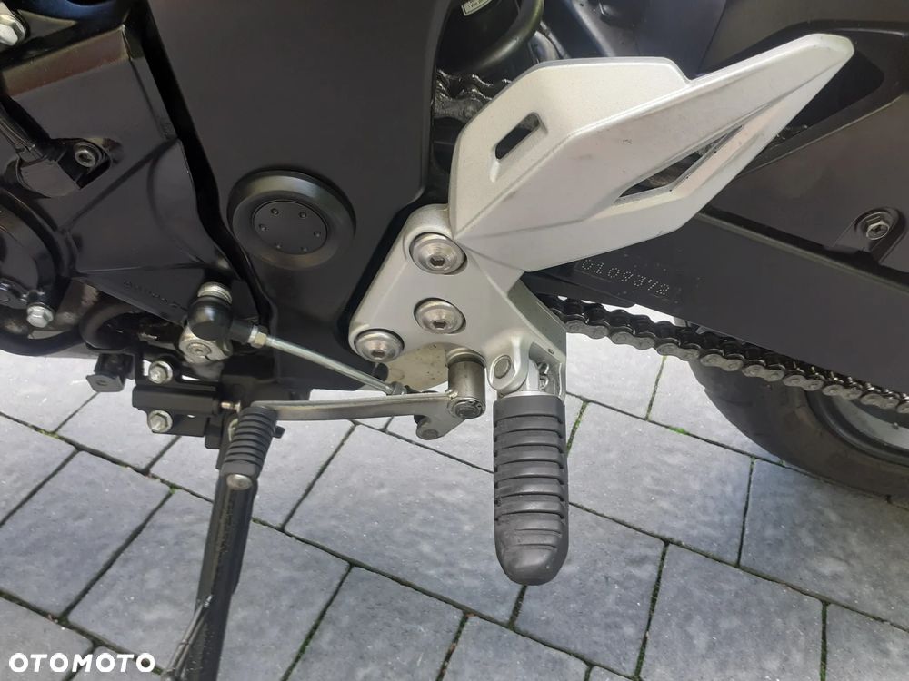 Suzuki GSR - 18