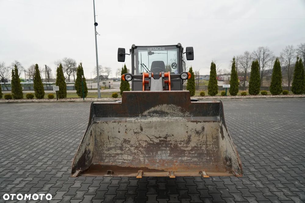Hitachi ZW95  / ŁADOWARKA KOŁOWA  / 2020 R / WIDŁY DO PALET - 13