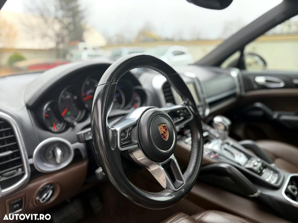 Porsche Cayenne 3.0 L - 7