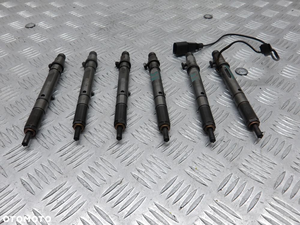 PASSAT B5 FL SEDAN 2.5 TDI 4MOTION WTRYSK WTRYSKIWACZ 043213795 - 2