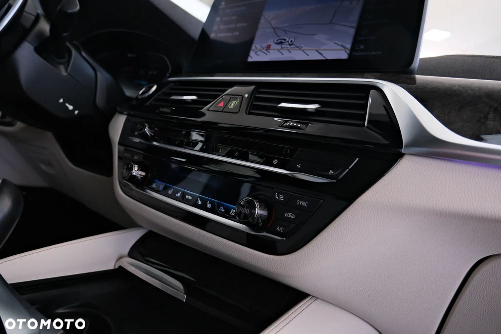 BMW Seria 5 530e xDrive Luxury Line sport - 28