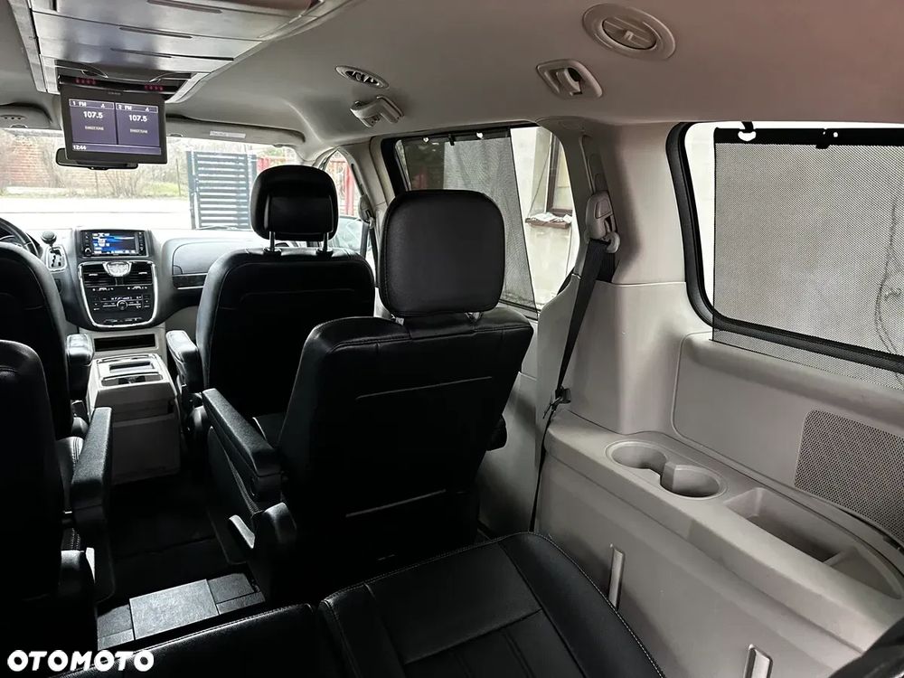 Chrysler Town & Country - 35