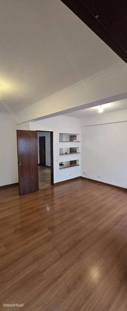 Amplo T2, 110 m² sala de 30 m², duas varandas e vista rio sobre Lisboa - Grande imagem: 3/17