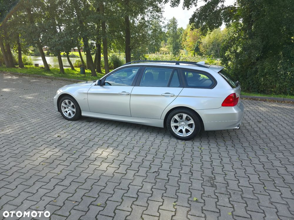 BMW Seria 3 318i Touring - 9