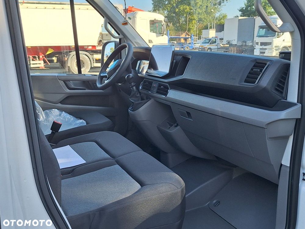 Volkswagen Crafter 35 Skrzyniowy z podwójną kabiną silnik: 2,0 l EU6 SCR 140 KM / skrzynia biegów: Przedni napęd manualna 6-biegowa rozstaw osi: 3640 mm - 17