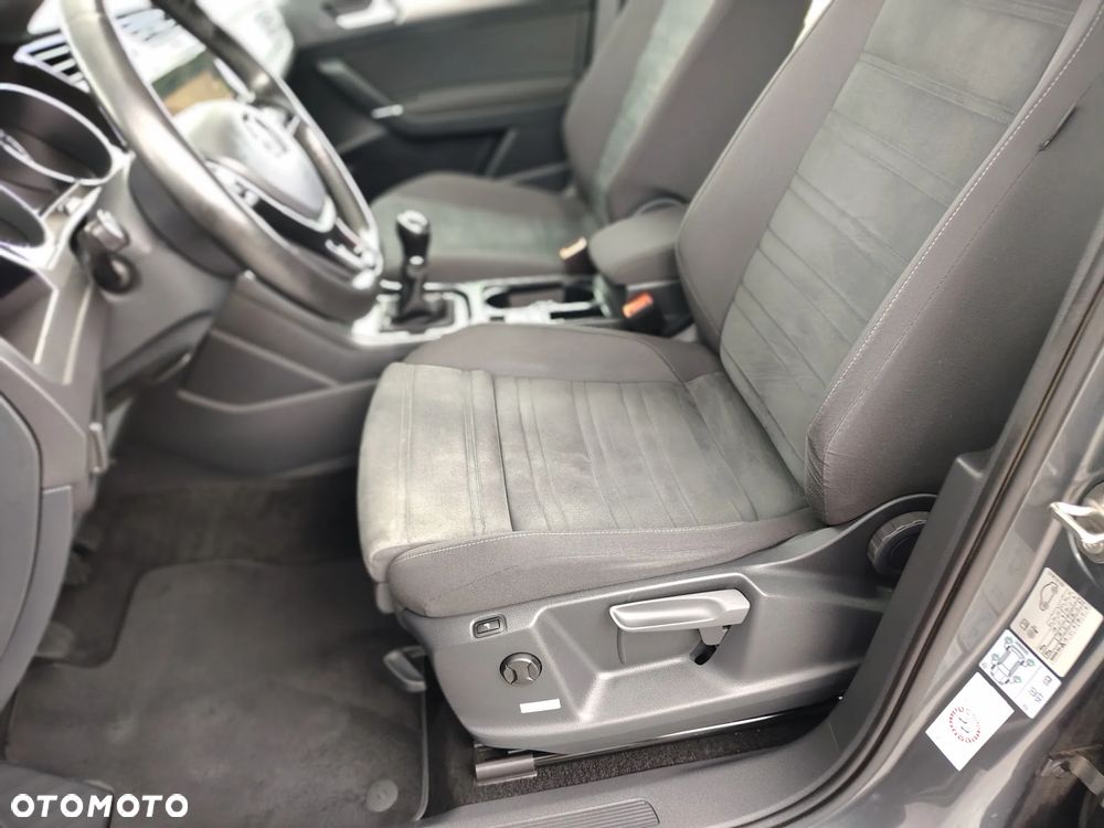 Volkswagen Touran - 12