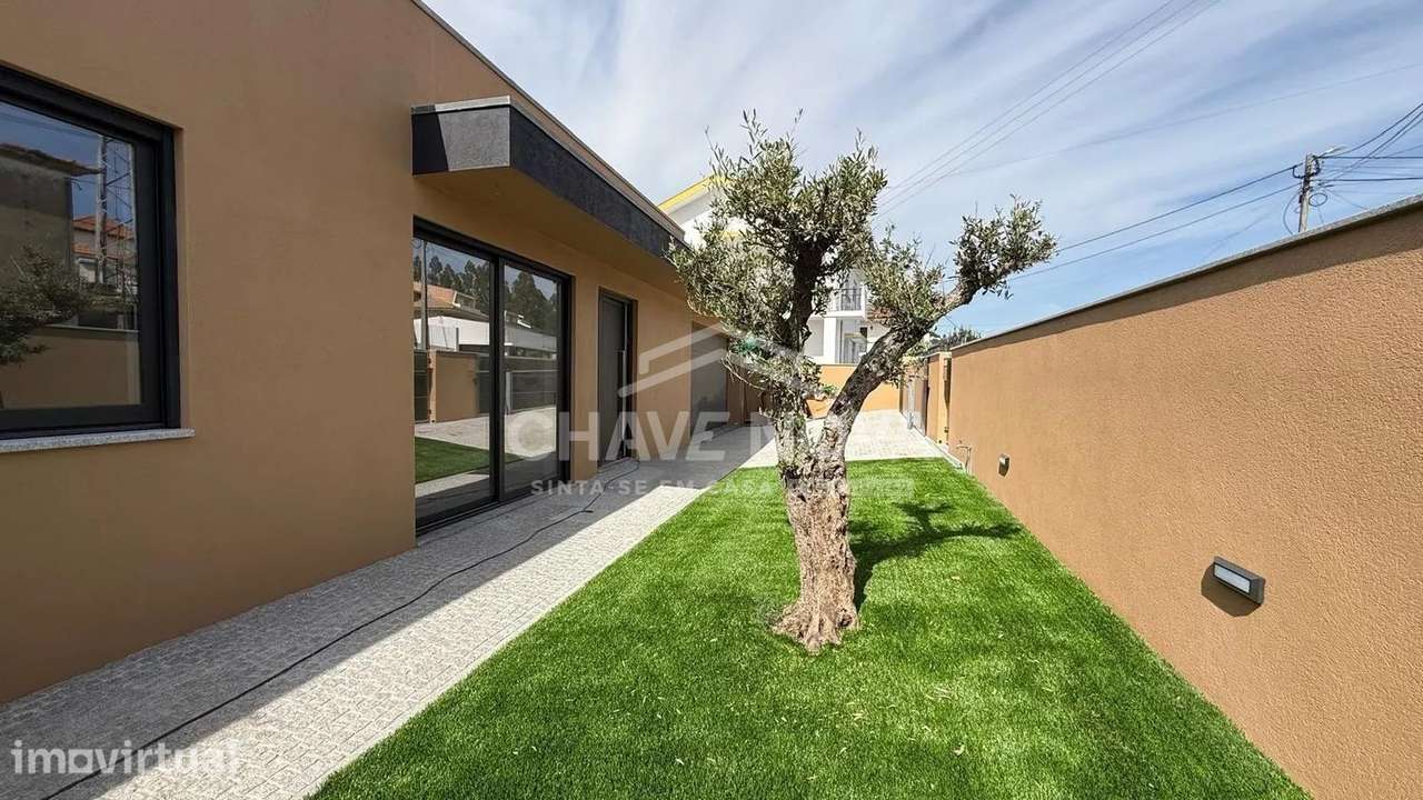 Moradia Terrea Geminada V3 Nova c/ Jardim e Garagem em Escapães - Grande imagem: 2/28