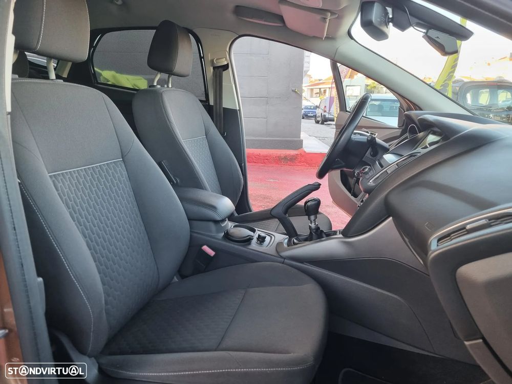 Ford Focus 1.0 SCTi Titanium Best - 28