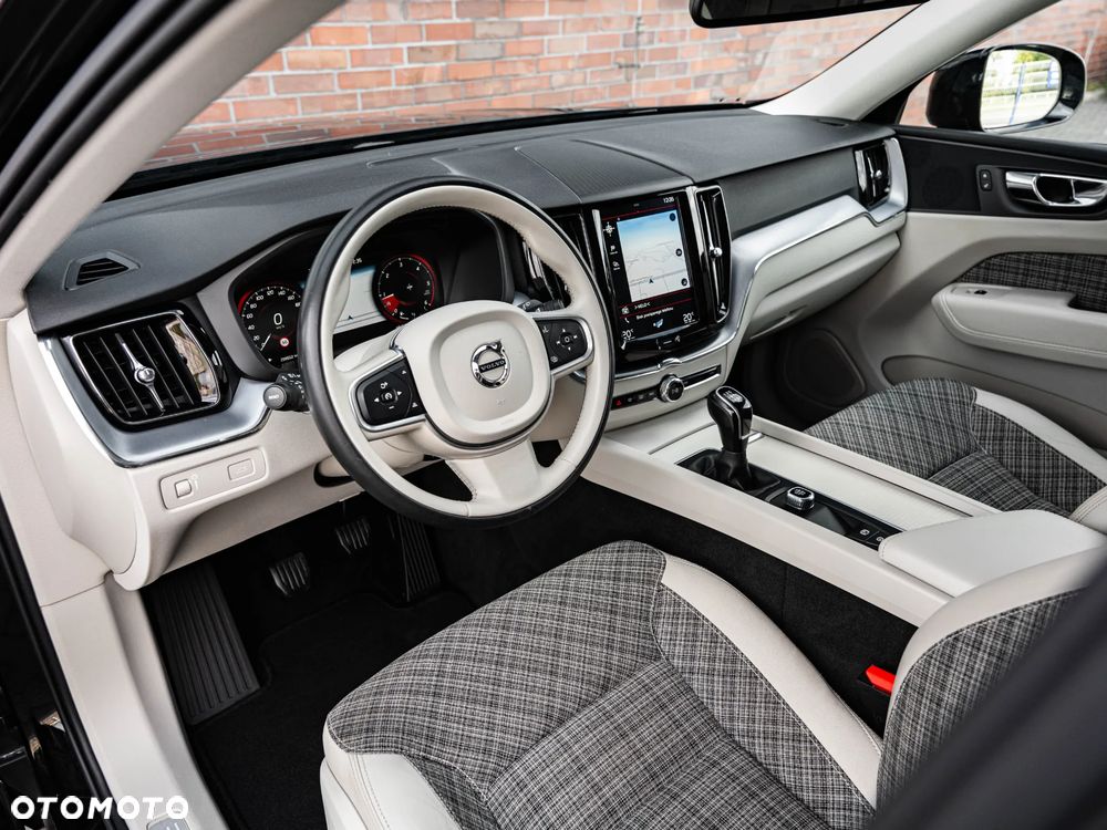 Volvo XC 60 D3 Momentum Pro - 21