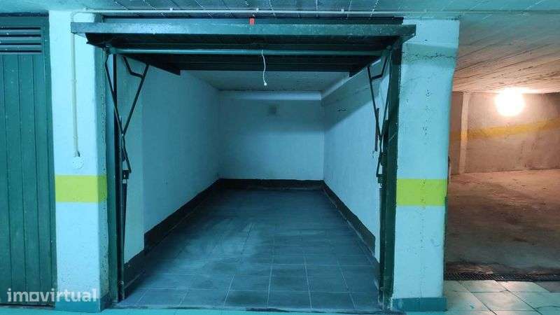 Arrendo Garagem (BOX) 14m2 - Rio de Mouro