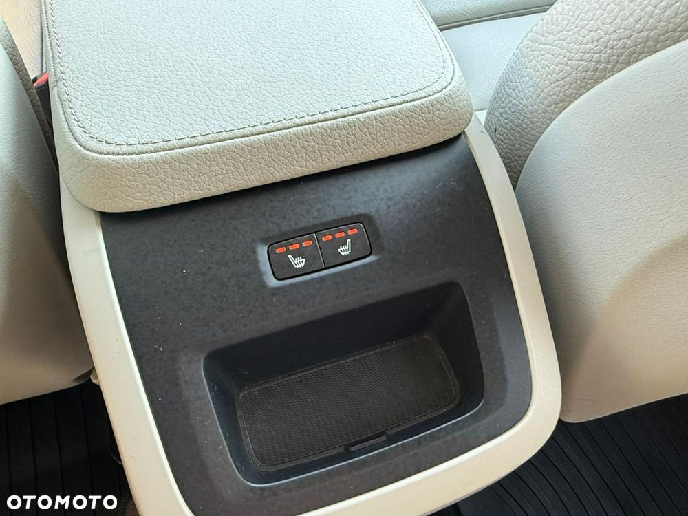 Volvo XC 90 B5 D AWD Geartronic Momentum Pro - 27