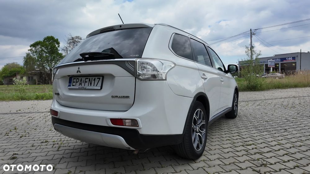 Mitsubishi Outlander 2.2 DID Instyle Navi 4WD - 2