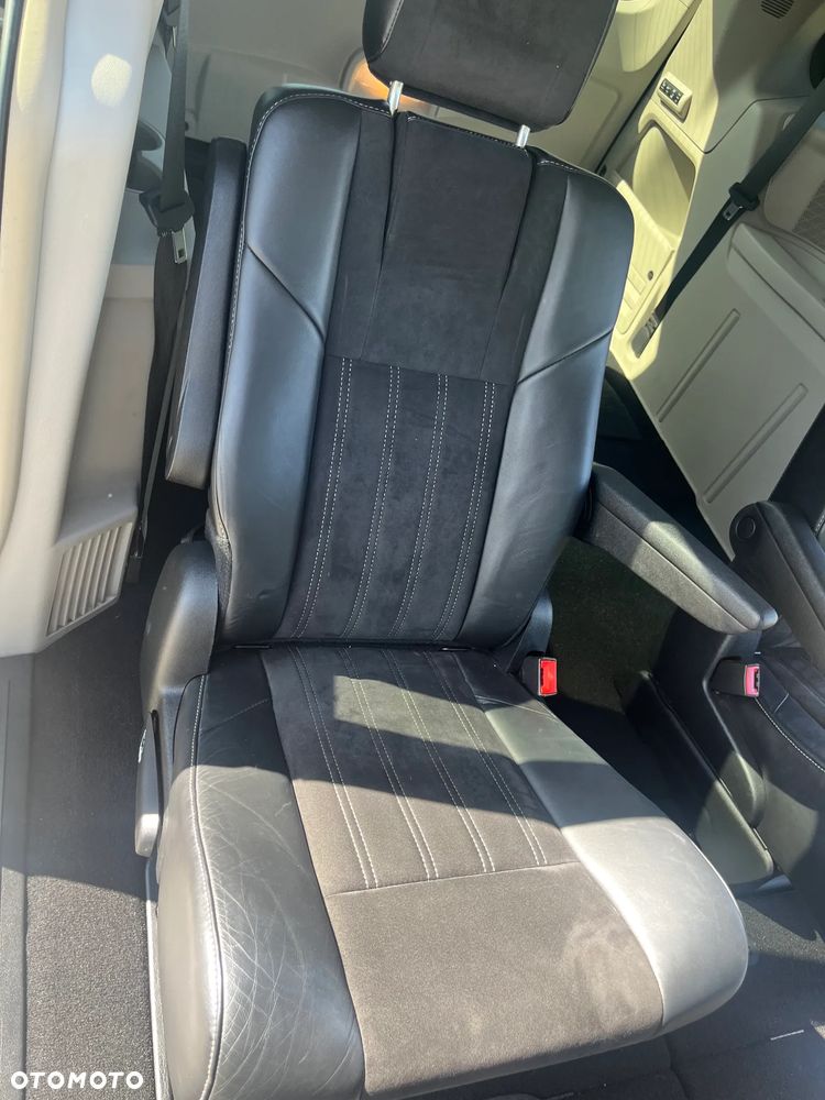 Chrysler Town & Country - 19