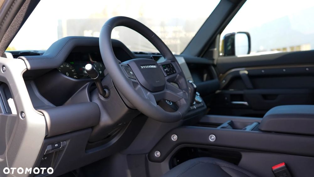 Land Rover Defender 110 D350 X-Dynamic SE - 16