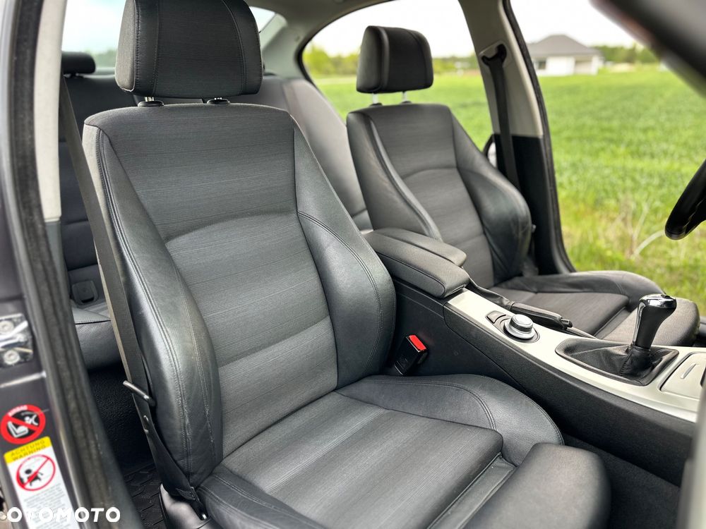 BMW Seria 3 318i - 25