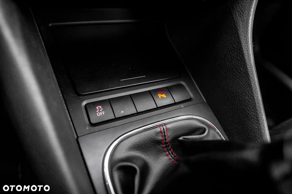 Volkswagen Golf 2.0 TDI DPF Highline - 33