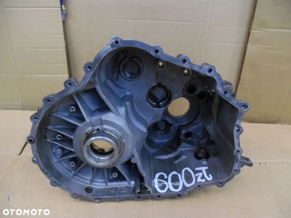 VW T5 2.5 TDI 03- OBUDOWA SKRZYNI BIEGÓW - 2