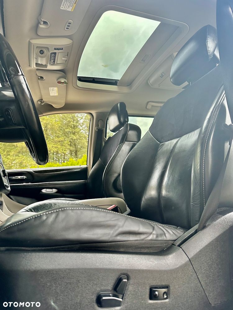 Chrysler Town & Country 3.6 Limited - 11