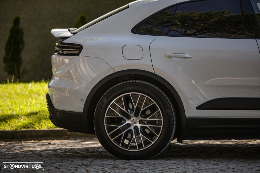 Porsche Macan Electric 4 - 11