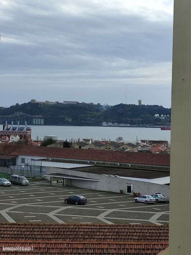 Fantástico T2, prédio recente com garagem e elevador na Ajuda (Lisboa)