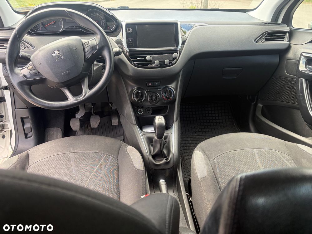 Peugeot 208 - 8