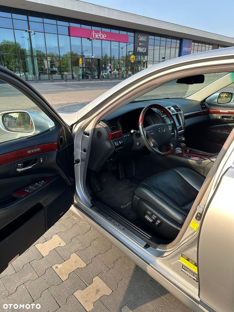 Lexus LS 460 AWD - 19