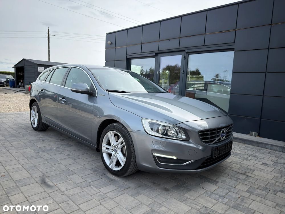Volvo V60 D6 AWD Plug-in Hybrid R-Design Momentum - 3