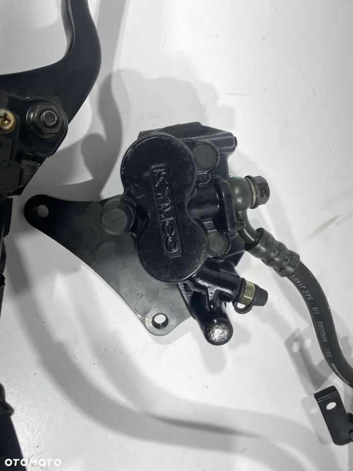 Zacisk pompa przód  Kymco KPW K PIPE 50 - 6