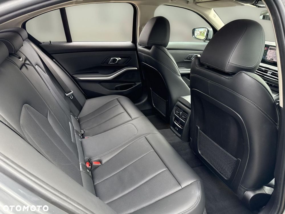 BMW Seria 3 318d - 15