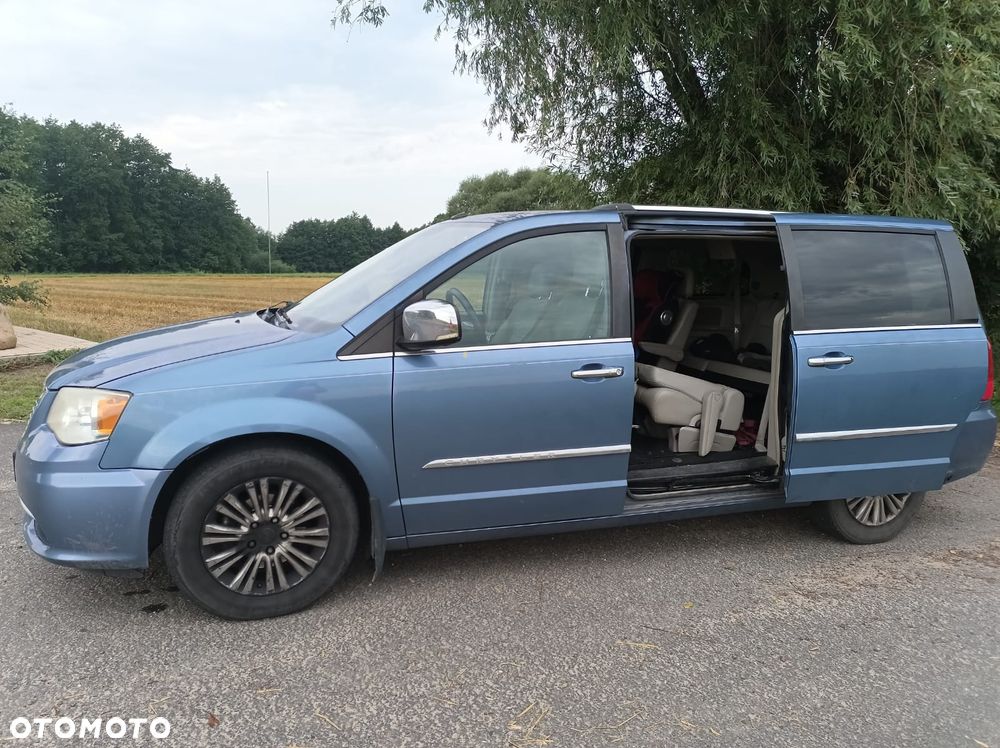 Chrysler Town & Country - 2