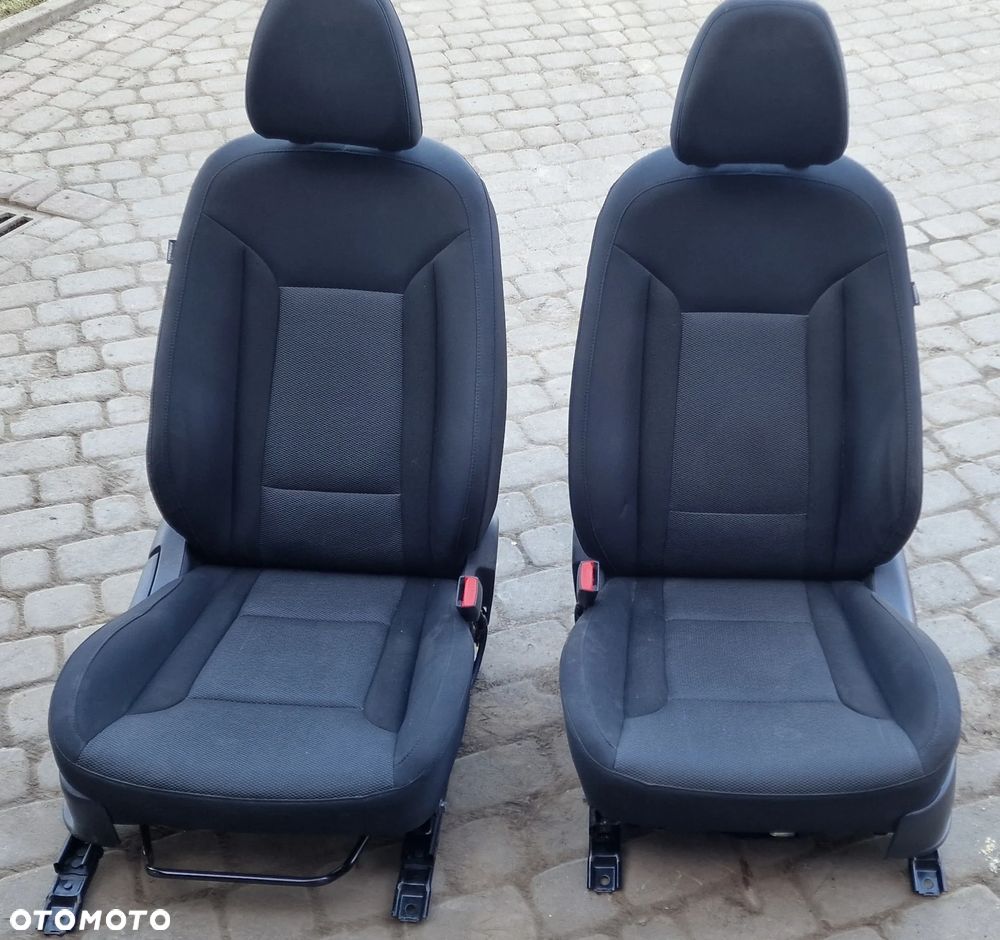 FOTEL PRZÓD PRAWY LEWY ELEKTRYCZNIE GRZANE HYUNDAI i40 - 2