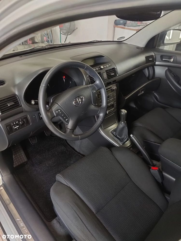 Toyota Avensis 1.8 VVT-i Combi Executive - 10