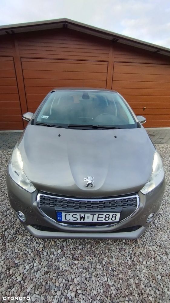 Peugeot 208 - 8