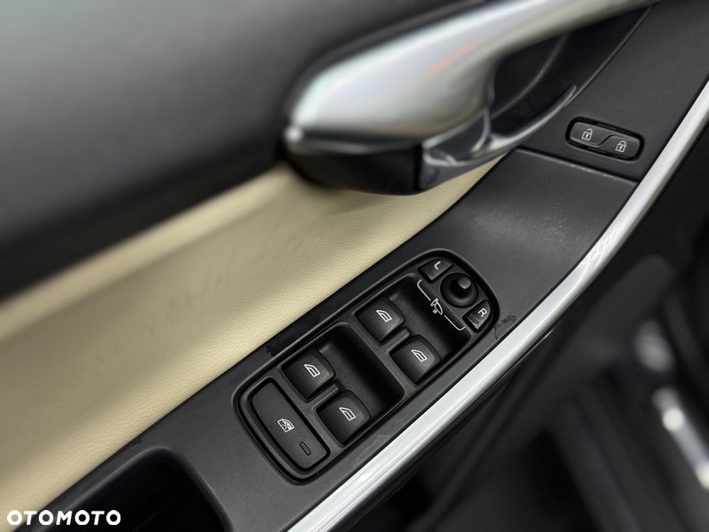 Volvo XC 60 D4 AWD Momentum - 4