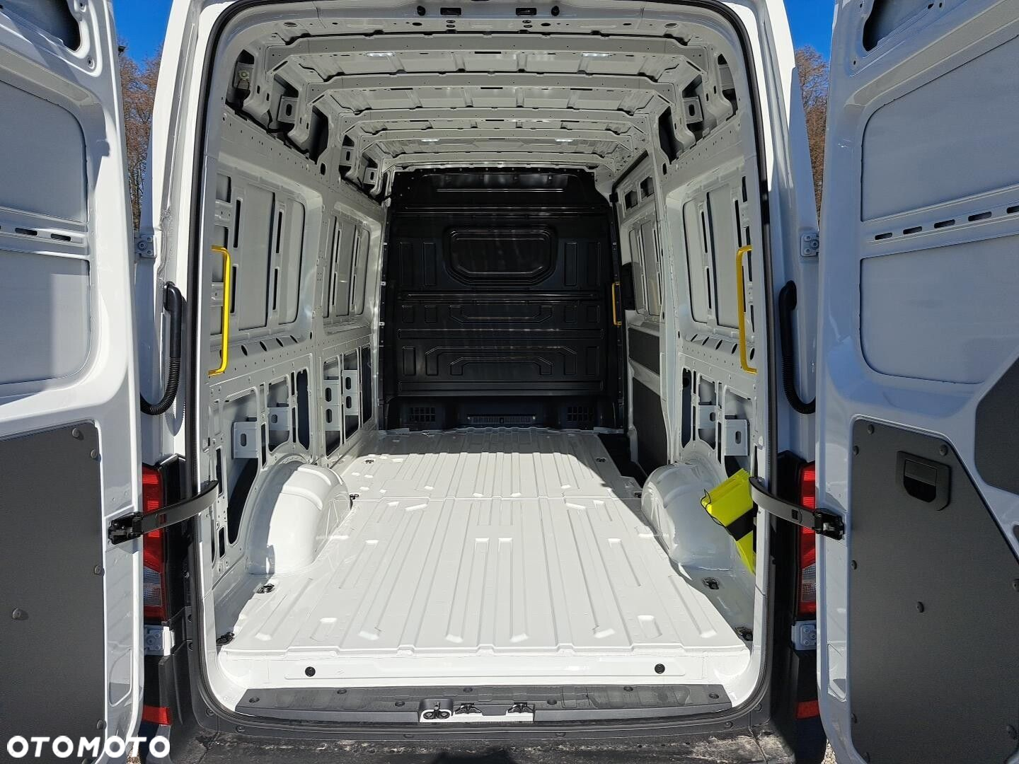 Volkswagen Crafter 35 Furgon z wysokim dachem silnik: 2,0 l EU6 SCR 177 KM / skrzynia biegów: 4MOTION automatyczna 8-biegowa rozstaw osi: 3640 mm - 19