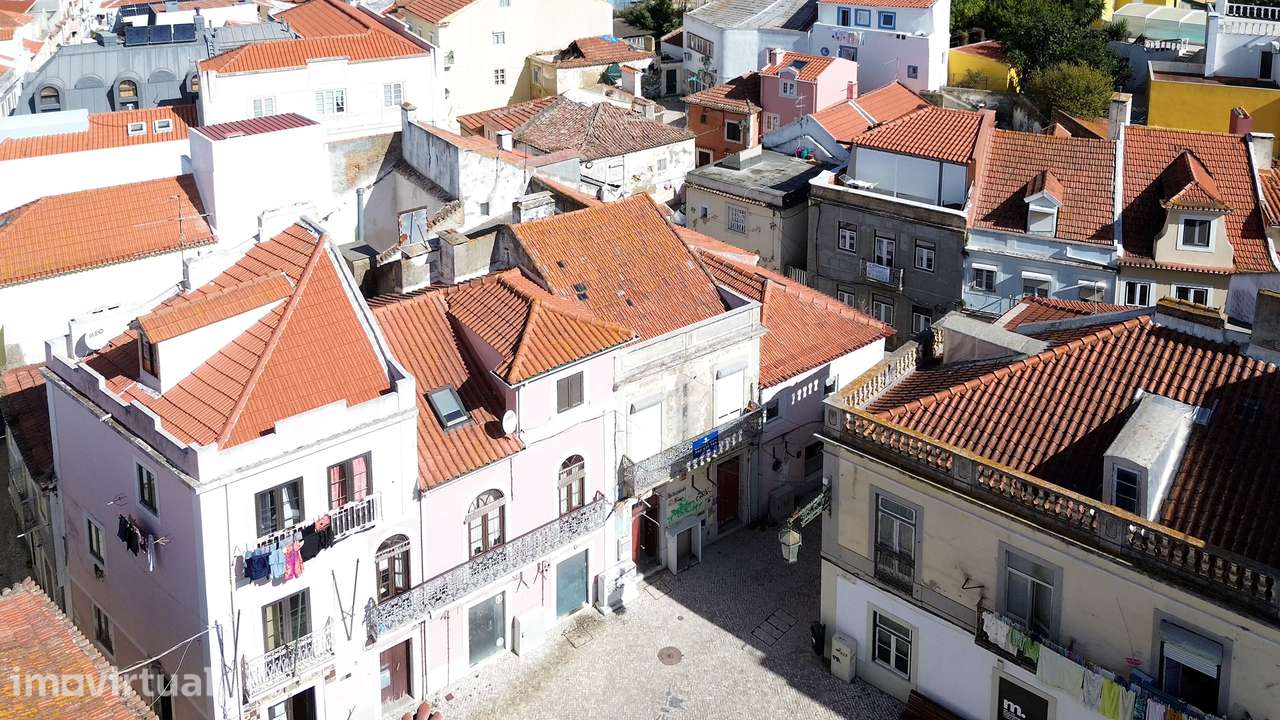 Prédio para recuperação na Zona histórica do Seixal, junto à zona ribe - Grande imagem: 2/18