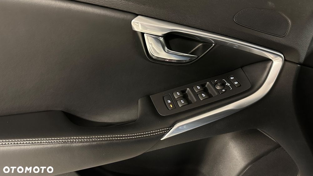 Volvo V40 D4 Drive-E R-Design Summum - 19