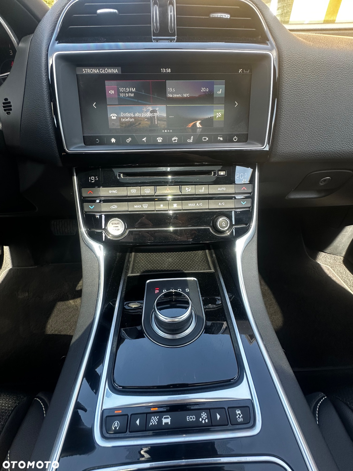 Jaguar XE 2.0 D R-Sport - 17